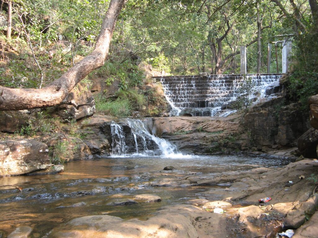 places to visit near pachmarhi