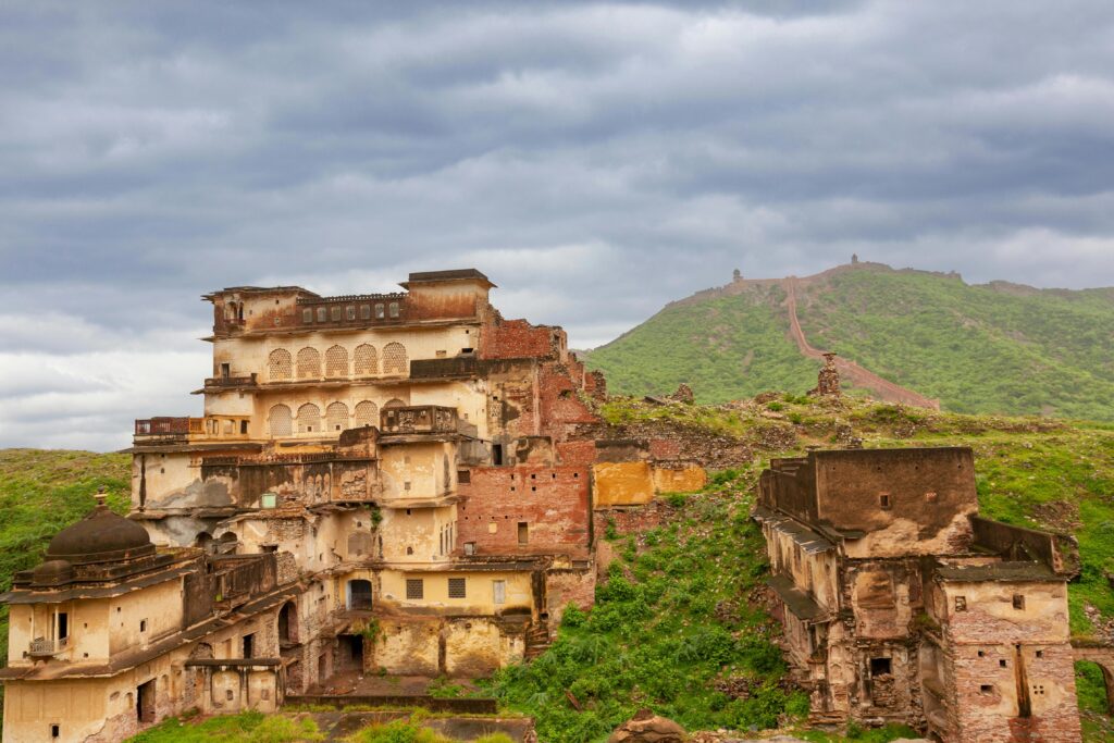 Mysterious Places in India: Abandoned Buildings in India - Jaipur - Rajasthan - by - Mohan Nannapaneni - pexels