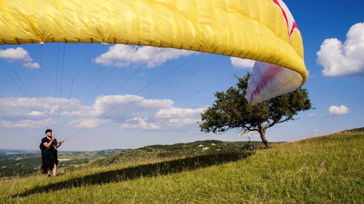 PARAGLIDING