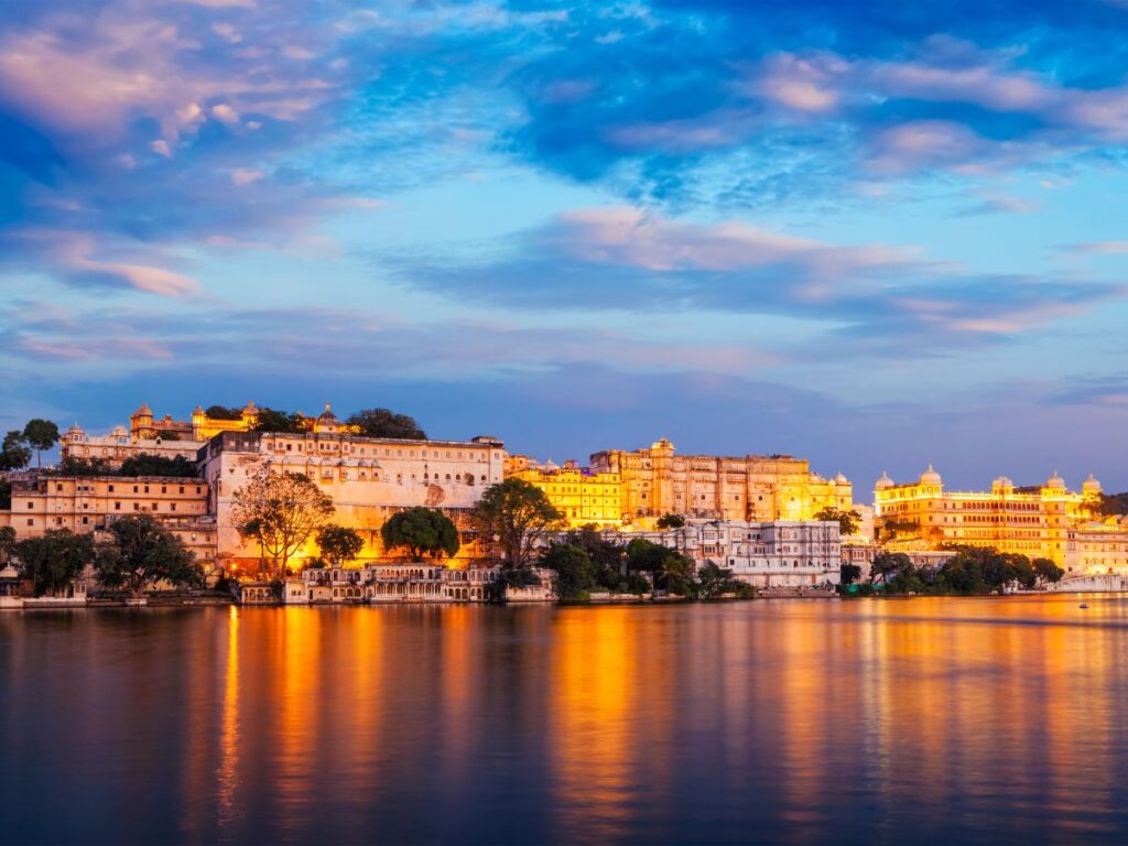 Lake Pichola with boating and backdrop of Udaipur cityscape