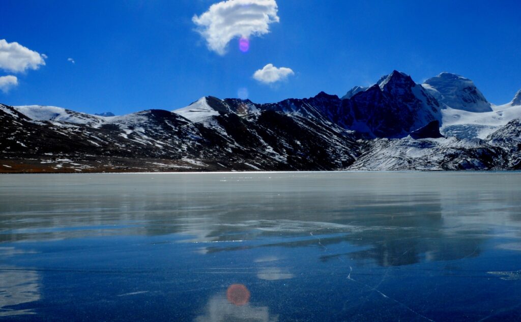 Crack_on_thin_ice_(6806661139) - Gurudongmar Lake in Sikkim - India