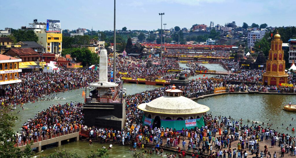 Kumbha_mela_on_ghats_of_the_river_godavari_nashik (1)