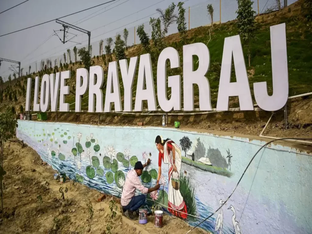 prayagraj-maha-kumbh-mela-2025-01-Painter-Painting-a-beautiful-painting-nearby-the-railway-track