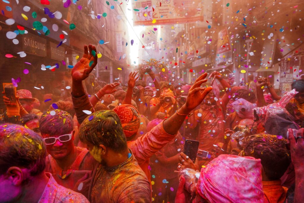 PEOPLE PLAYING hOLI IN iNDIA 